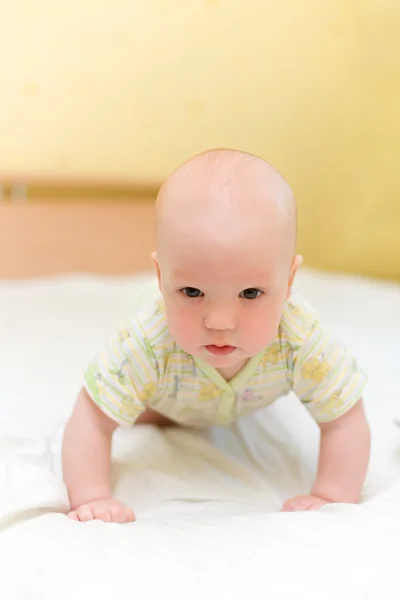 Bebé gatear en la cama —  Fotos de Stock