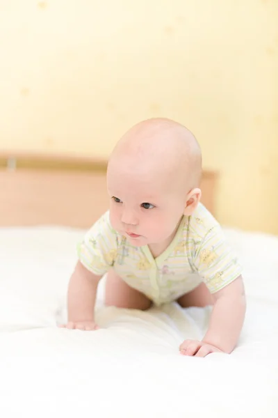 Niño gateando en la cama —  Fotos de Stock