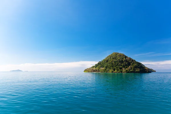 Vue panoramique sur une petite île tropicale. Thaïlande . — Photo