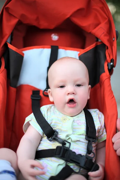 Bambino in passeggino seduto — Foto Stock