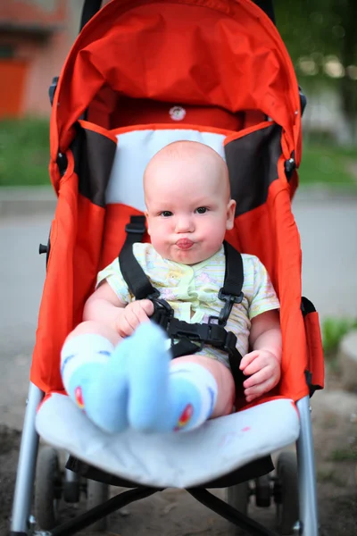 Bambino in passeggino seduto — Foto Stock