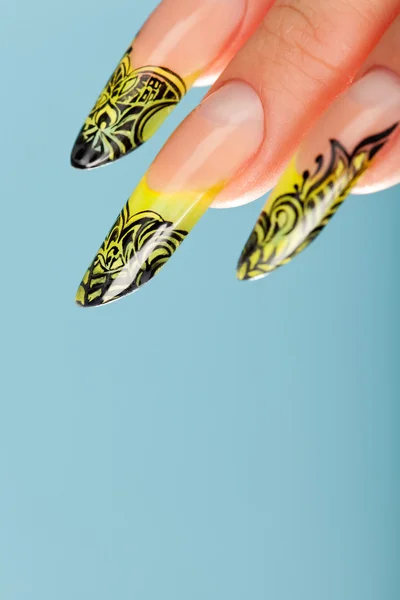 Dedos humanos con hermosa uña — Foto de Stock