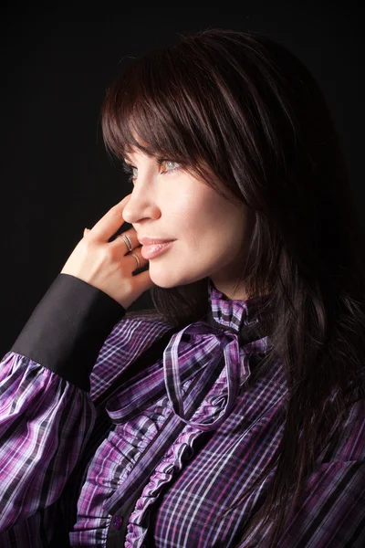 Portret van aantrekkelijke brunette vrouw in een mode paarse shirt — Stockfoto