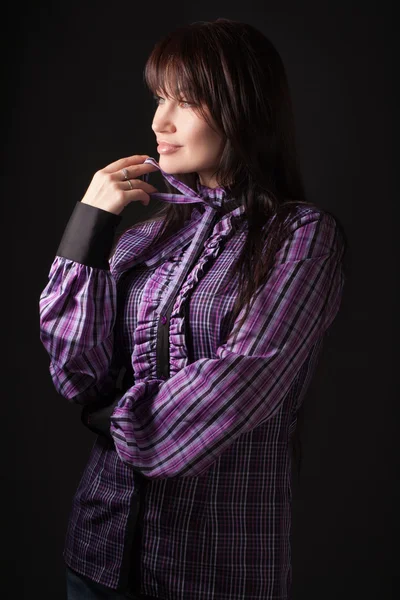 Retrato de mujer morena atractiva en una camisa morada de moda —  Fotos de Stock