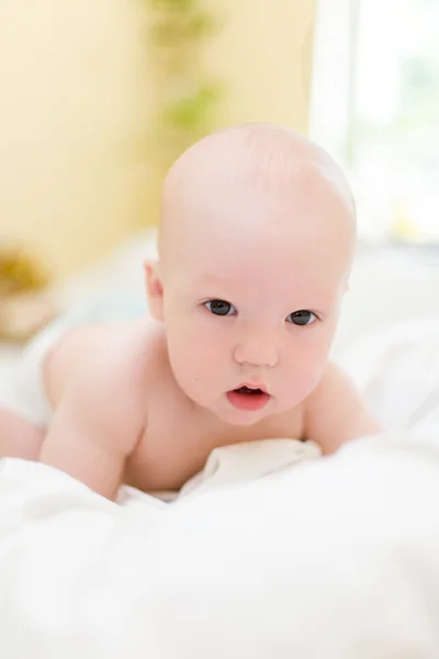 Bambino strisciare sul letto a casa — Foto Stock