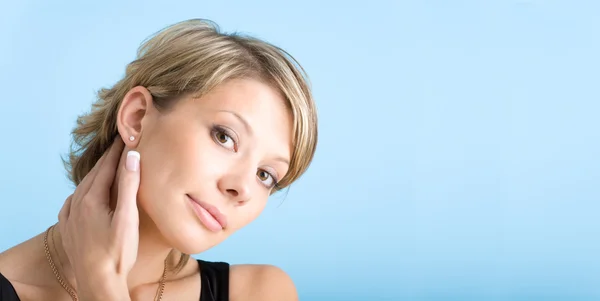 Portrait of attractive girl over blue background — Stock Photo, Image