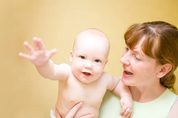 Zevk bebek tutan anne — Stok fotoğraf