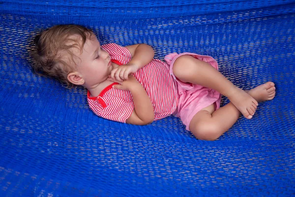 Küçük bebek kız açık havada bir hamak uyuyor — Stok fotoğraf