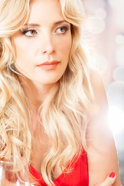 Porträtt av attraktiv blond flicka med ljus — Stockfoto