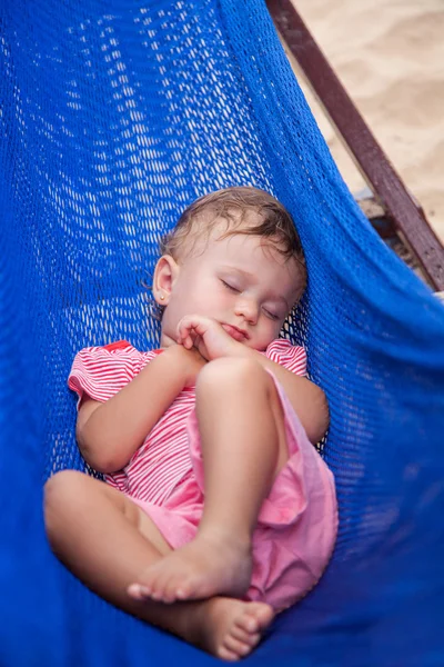 Menina bebê dormindo ao ar livre em uma rede na praia do mar — Fotografia de Stock