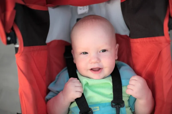 Baby im Kinderwagen sitzend. Nahaufnahme — Stockfoto