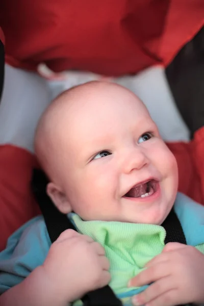 Baby im Kinderwagen sitzend. Erste Zähne — Stockfoto