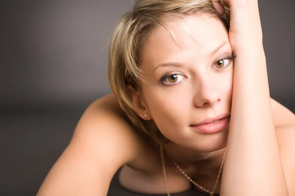 Retrato de chica atractiva sobre fondo negro —  Fotos de Stock