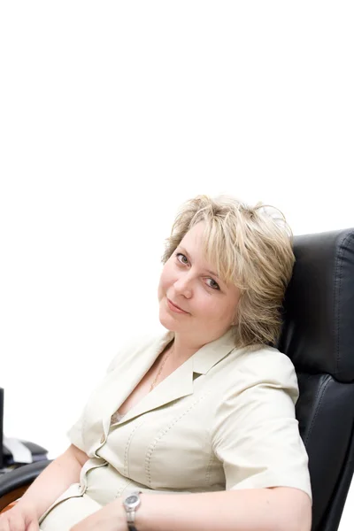 Geschäftsfrau in der Lebensmitte auf dem Stuhl — Stockfoto