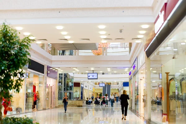 Sala de compras con gente Fotos De Stock