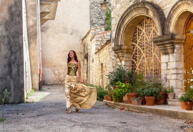 Şehirde yürüme yalınayak güzel elbiseli kız