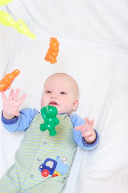 bebek oyuncaklarla oynuyor