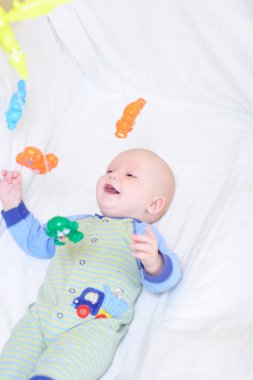 bebek oyuncaklarla oynuyor