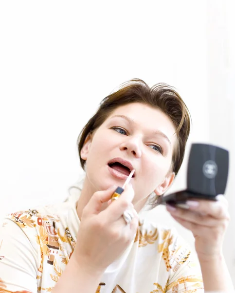 Vrouw doen een make-up — Stockfoto