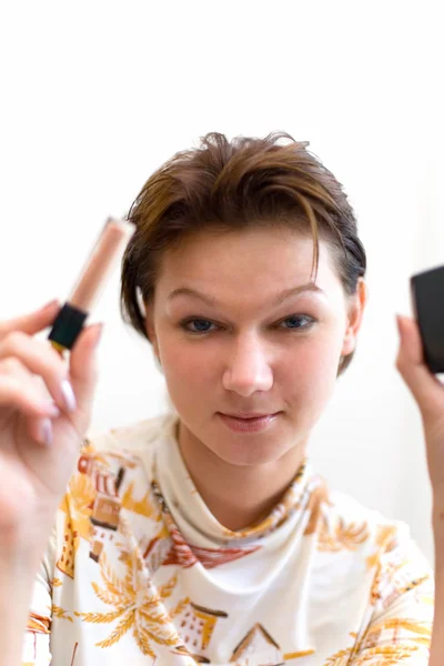 Kvinna som förbereder sig för att make-up — Stockfoto