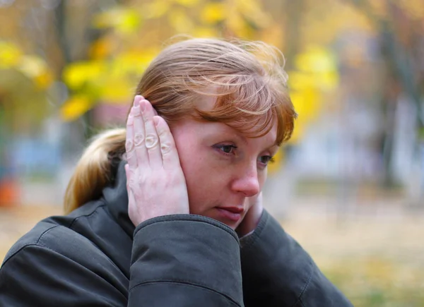 Kadın eliyle kulaklarını kapak