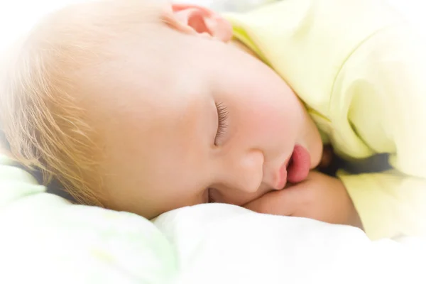 Niño descansado durmiendo en la cama — Foto de Stock