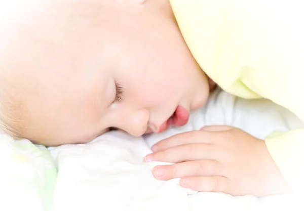 Nyugodt baba fiú alszik az ágyban — Stock Fotó