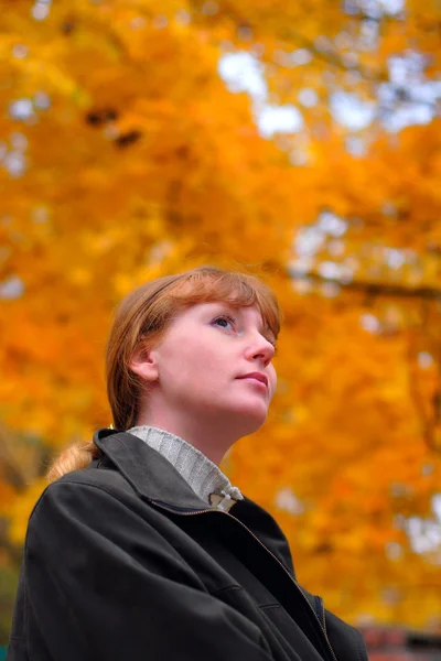Mujer mirar hacia adelante en otoño parque —  Fotos de Stock