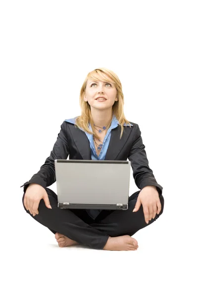 Shoeless vrouw met laptop doen meditatieve oefeningen — Stockfoto