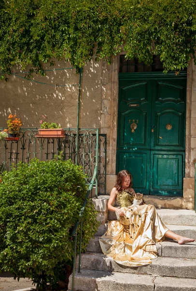 Provence hayatta. Verandada oturan ve bir kedi okşayarak kadın — Stok fotoğraf