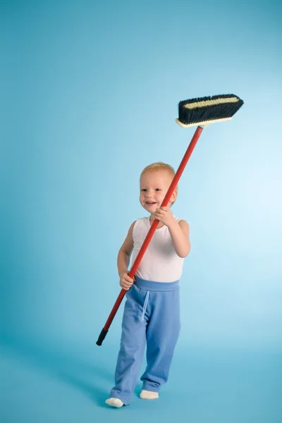 Fröhlicher Junge mit Putztupfer über blau — Stockfoto