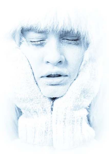 Donmuş. Buzla kaplı soğuk kadın yüzü.