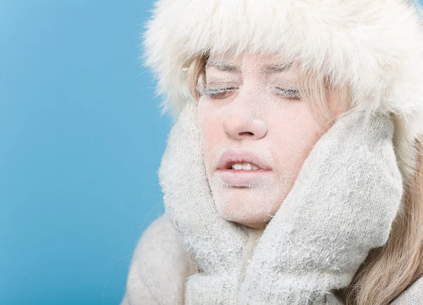 Congelado. Rosto feminino gelado coberto de gelo de neve — Fotografia de Stock