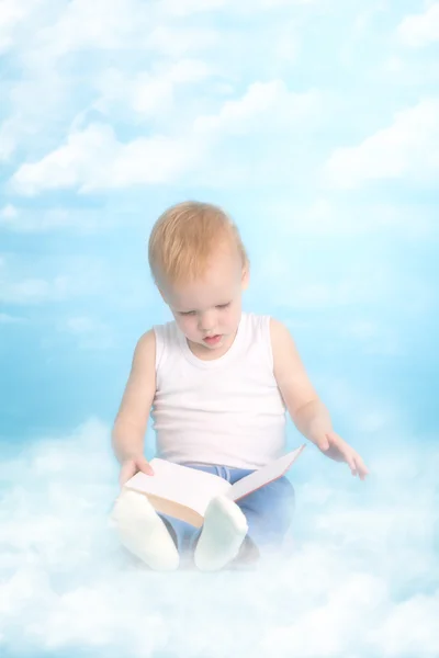 Dos años chico lindo leyendo un libro — Foto de Stock