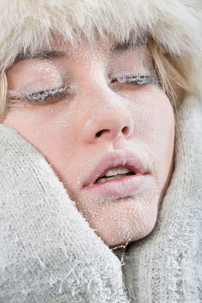 非常に寒い天候。チルドの女性の顔が氷に覆われて. — ストック写真