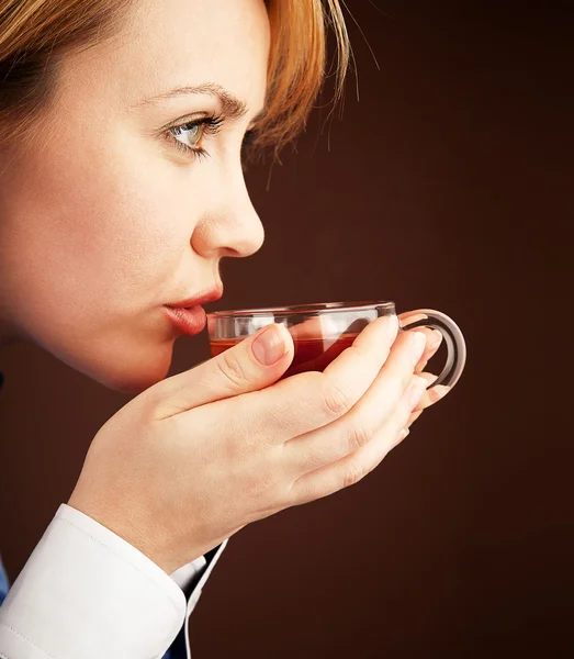 Biały kołnierzyk kobieta relaksując się przy gorącej herbaty — Zdjęcie stockowe