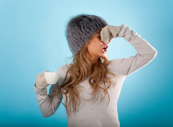 Ragazza malata prende un farmaco efficace caldo per curare l'influenza — Foto Stock