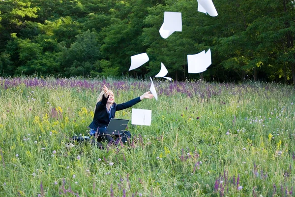 Affärskvinna på naturen med laptop fånga dokument — Stockfoto