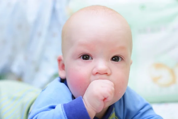 Bebé dibuja tu puño en la boca — Foto de Stock