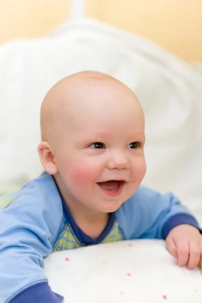 Genieten van baby op bed — Stockfoto