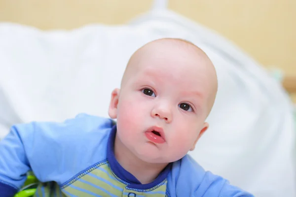 Baby op bed — Stockfoto