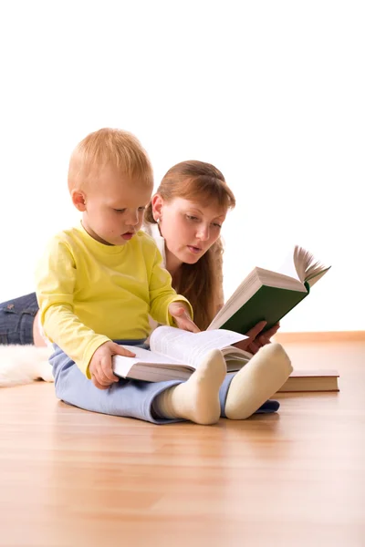 Netter Junge mit Mutter, die ein Buch liest — Stockfoto