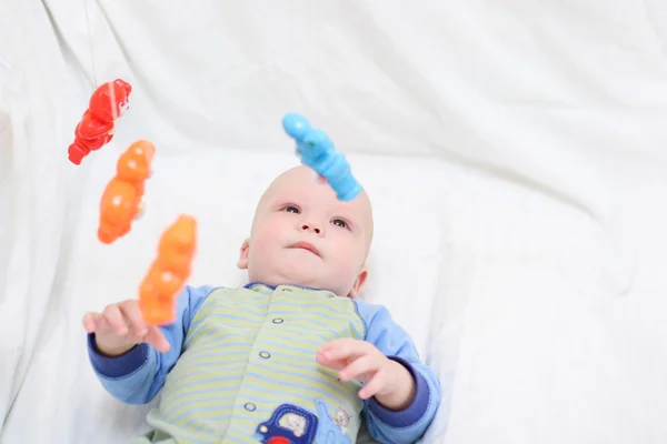 Bebé jugando con juguetes — Foto de Stock