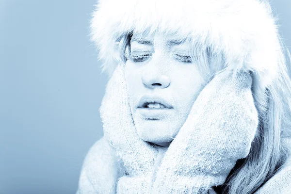 Eingefroren. gekühltes weibliches Gesicht mit Eis bedeckt. Stockfoto