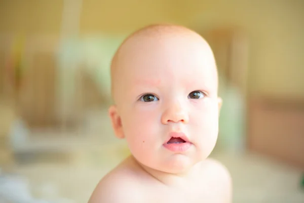 Baby kijken camera en glimlachen — Stockfoto