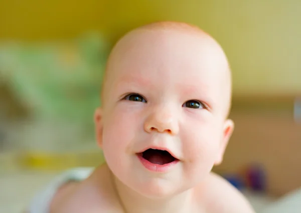 Младенец смотрит на камеру — стоковое фото