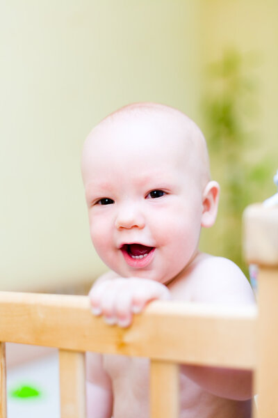 Baby hold bed grating by hand