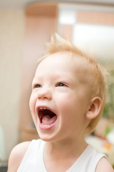 Кричащий счастливый мальчик со смешной прической — стоковое фото