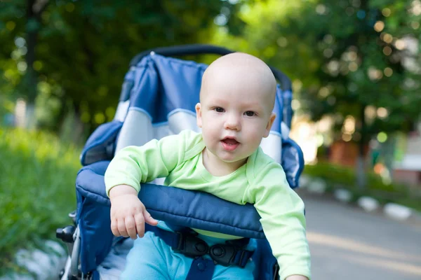 Bambino in passeggino seduto — Foto Stock