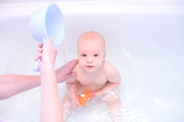 Bebê em banho com brinquedos — Fotografia de Stock